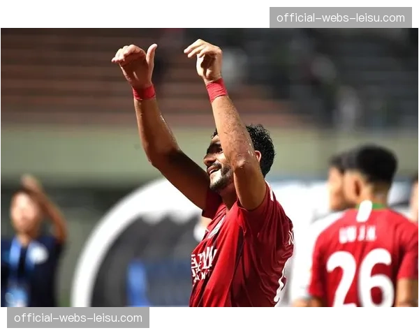 瞬间聚焦：老将张琳芃第300场中超里程碑，赛后获赠纪念球衣