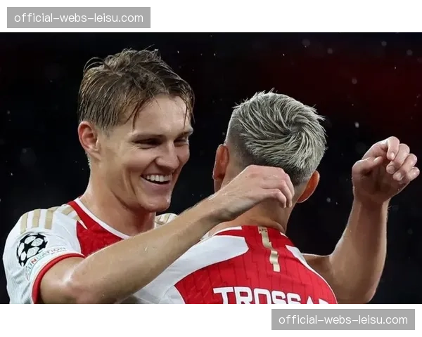 萨卡长途奔袭助攻厄德高破门,酋长球场瞬间沸腾