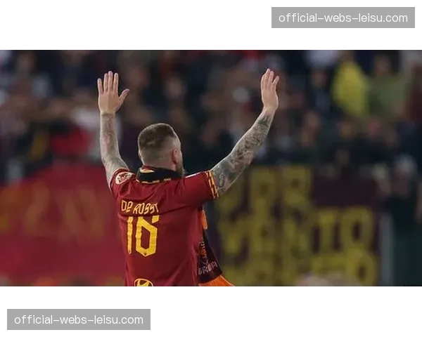 终场哨响,罗马主帅德罗西场边凝视记分牌陷入沉思