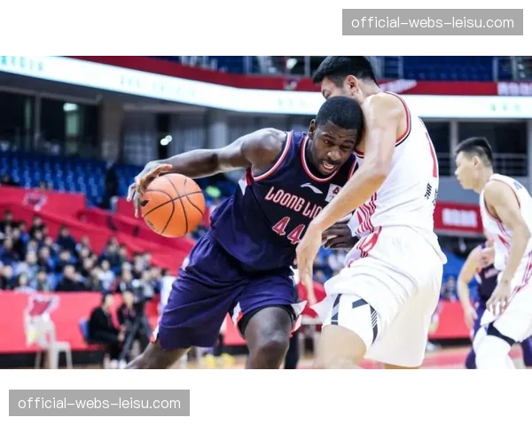 山东男篮重新注册伤愈内线核心克里斯，取消救火外援斯蒂尔